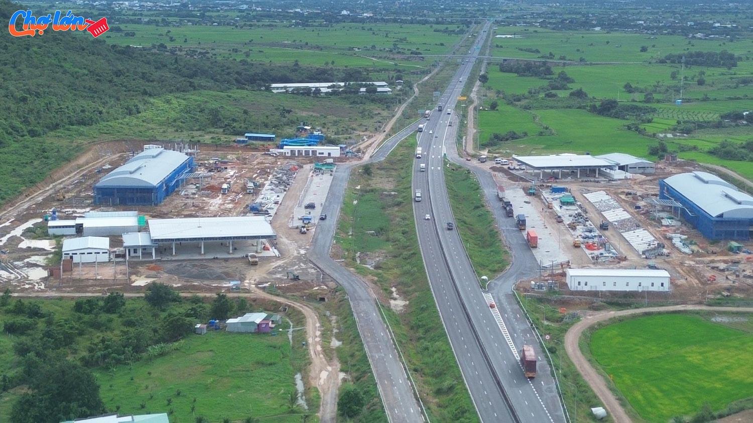 Một trạm dừng nghỉ trên tuyến cao tốc Bắc - Nam đang được đầu tư xây dựng