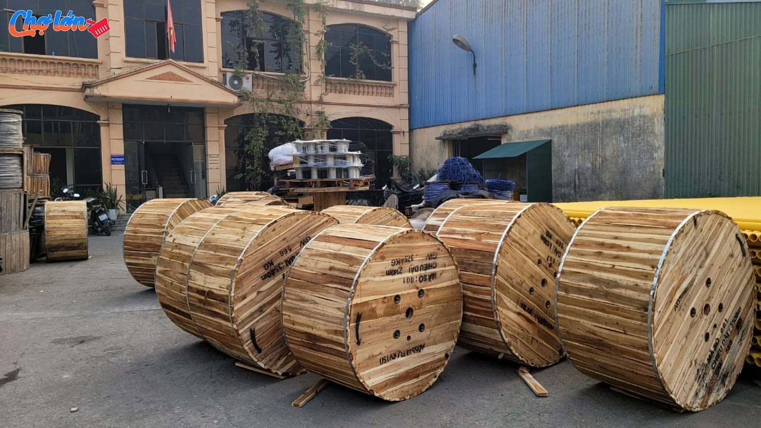 Ảnh các cuộn cáp trong khuôn viên Công Ty Viễn Thông Công Nghệ Việt Nam Fasttel